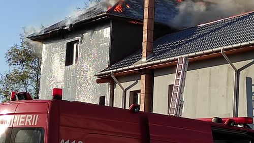 Incendiu puternic la o mănăstire din Agigea, județul Constanța. Acoperișul, cuprins în totalitate de flăcări