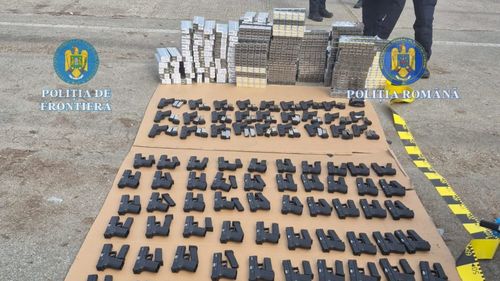 Un cetățean turc ar fi încercat să introducă în țară, prin vama Calafat, peste 100 de pistoale, încărcătoare şi 60.000 de ţigarete / Armele urmau să ajungă în Germania / Bărbatul a fost reținut