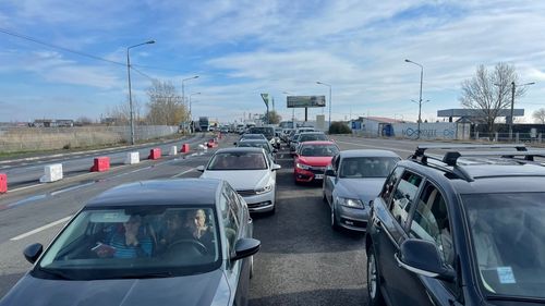 Aglomerație pe drumurile naționale și autostrăzi/ Unde se circulă cu greutate într-unul din cele mai aglomerate weekend-uri