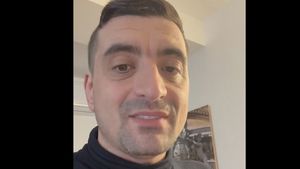 George Simion anunță protest pe 15 ianuarie, în Piața Universității: ”Chiar dacă e frig, ieșiți în stradă” / ”Dacă nu vă place de Simion, faceți voi un protest” / ”Plătiți-vă cotizația pentru anul acesta”