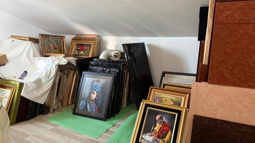 FOTO Surse: Procurorii DNA au găsit peste 2.000 de tablouri și ceasuri Rolex pe care generalul Zisu le-ar fi păstrat în locuința unei apropiate