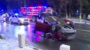 Aproape 200 de tamponări în primele două ore de la începerea ninsorii, în București. O șoferiță s-a răsturnat cu mașina