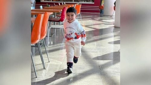 Căutarea băiețelului dispărut din Botoșani continuă. Era cu bunica lui. Părinții sunt plecați din țară