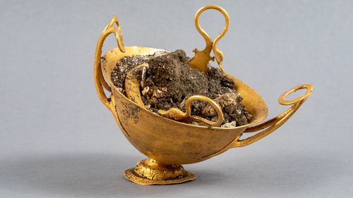 FOTOGALERIE Arheologii au descoperit în Callatis - Mangalia vase din aur și argint extrem de rare. Artefactele vor fi expuse la Muzeul Național de Istorie a României