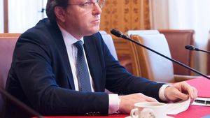 VIDEO Europarlamentarul USR, Vlad Botoș: Comisarul pentru extindere al lui Viktor Orban i-a numit idioți pe eurparlamentari /  Olivér Várhelyi și-ar fi întrebat asistentul, dar a uitat să închidă microfonul: ”Mai sunt mult idioți”?