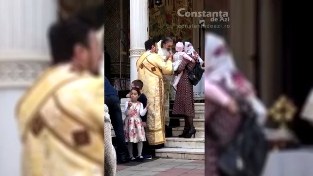Războiul declarațiilor în BOR, după ce ÎPS Teodosie a împărtășit copii cu aceeași linguriță: Fiecare ierarh are autonomie. Biserica nu este instituție de alimentație publică/ BOR: Ostentanția nu onorează pe nimeni