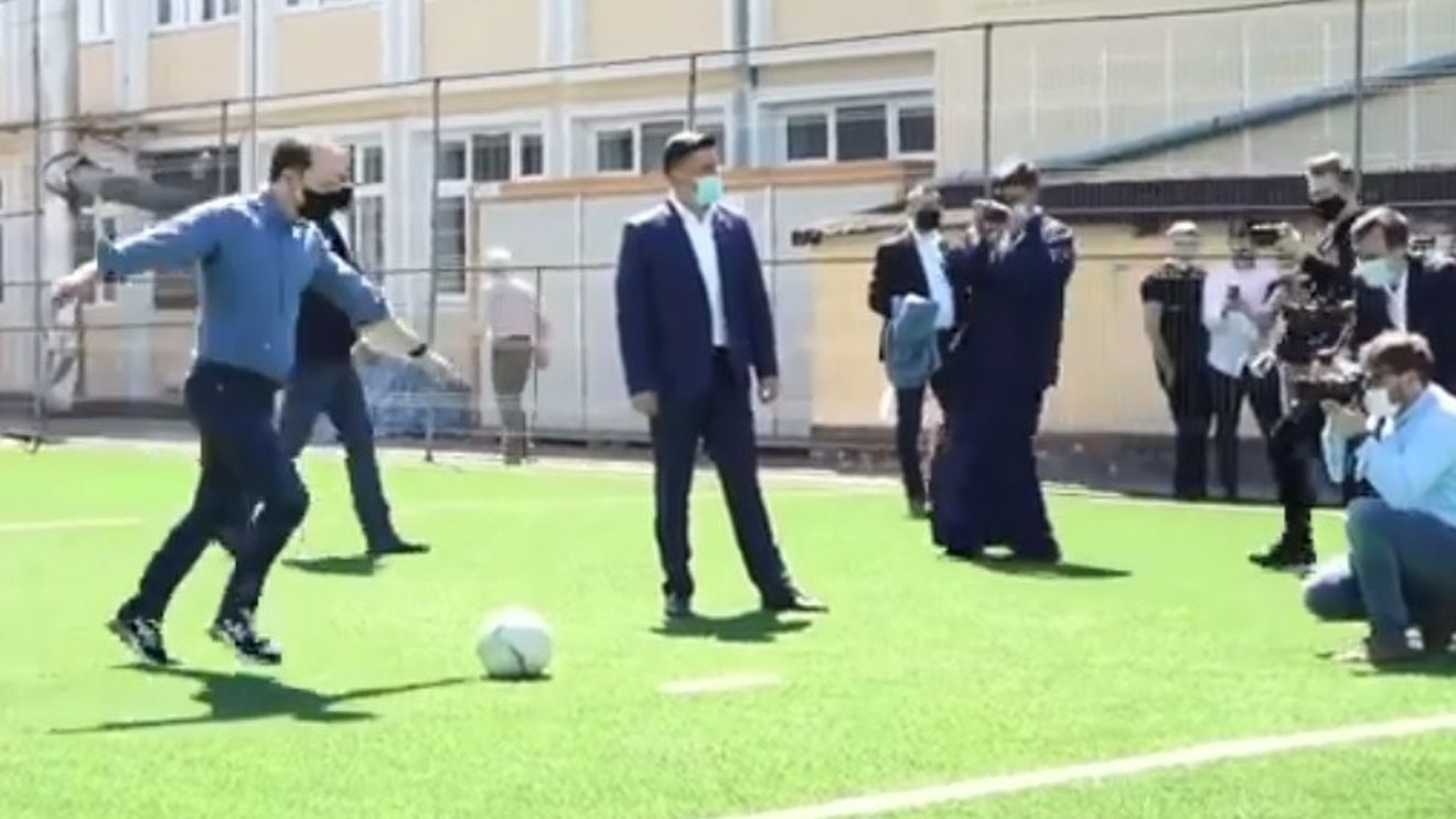 VIDEO Florin Cîțu a jucat fotbal cu elevii unui liceu din Satu Mare. Cum s-a descurcat premierul la penalty-uri