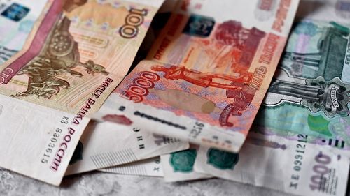 Rubla a scăzut luni faţă de dolar la cel mai redus nivel din ultimele şapte luni / Scăderea a venit după vizita lui Putin în Belarus, care a alimentat temerea că s-ar putea deschide un nou front împotriva Ucrainei