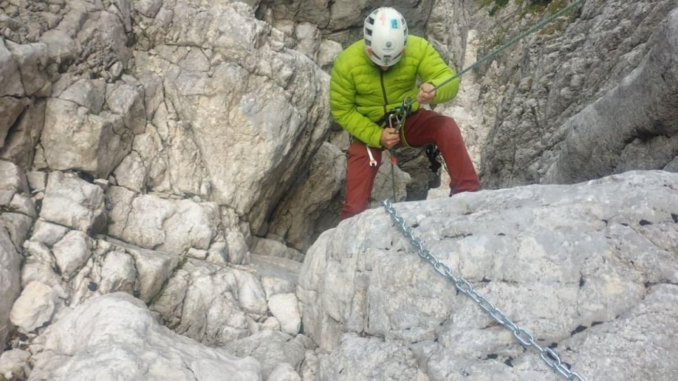 Lanț neautorizat montat în Piatra Craiului, îndepărtat de alpiniști / ”Cel care l-a adus și l-a montat îl poate revendica„ / ”Astfel de «inițiative» nu se fac după bunul plac”