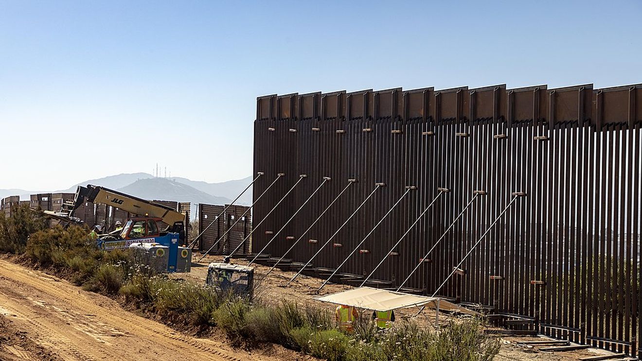 Republicanii din Camera Reprezentanților vor să continuie zidul lui Trump împotriva migranților