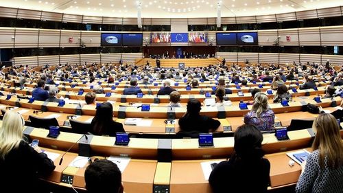 Eurodeputații USR PLUS anunță că au propus în Parlamentul European o acțiune prin care toate străzile pe care se află ambasadele Belarus să fie redenumite simbolic „Roman Protasevici”