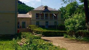 O unitate medico-socială din județul Brașov va fi desființată. Conducerea acesteia acuză Consiliul Județean că lasă pacienții și personalul pe drumuri / CJ Brașov spune că nu au fost asigurate și respectate drepturile celor internați și că s-a ajuns la costuri lunare de 11.000 de lei pe persoană