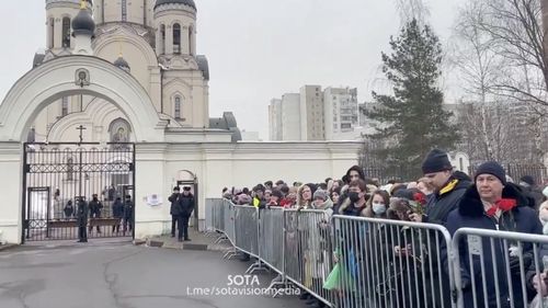 Trupele speciale ale poliției ruse, plasate în apropierea bisericii unde va avea loc slujba de înmormântare a lui Navalnîi