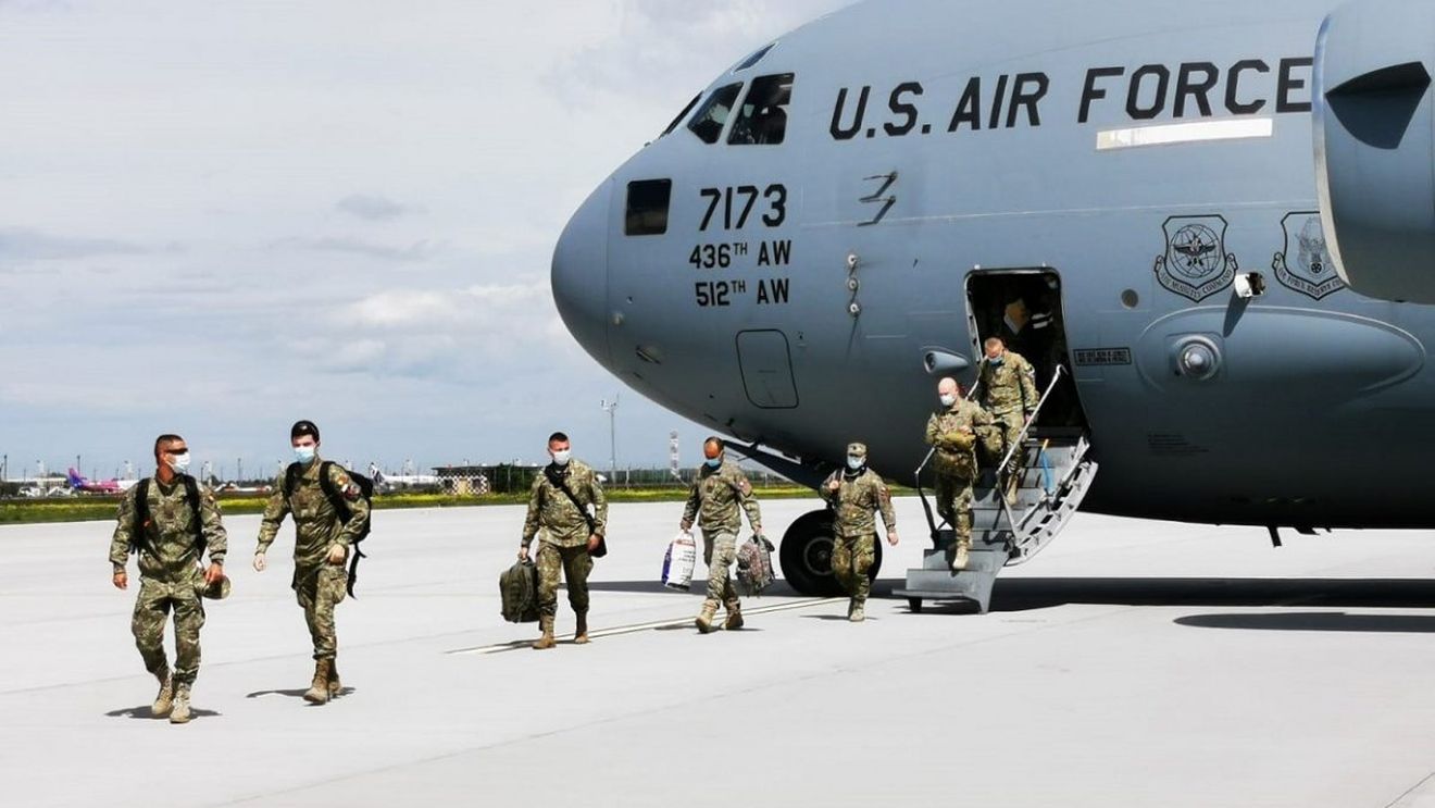 Libertatea: Mai mulți români din Afganistan au fost evacuați cu avioane militare americane și britanice