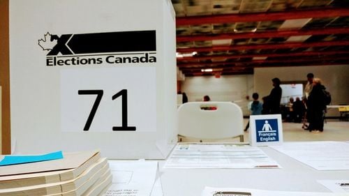 REPORTAJ Cum e să lucrezi pentru alegerile din Canada. Impresii de la o secție de votare