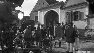 VIDEO Culisele primului film românesc creat pentru ecranul lat, realizat acum 63 de ani: actorii au cerut mai mulți bani pentru că jucau mai multe duble / Deși s-a filmat în Sibiu, figuranții au fost aduși din Cluj și Brașov