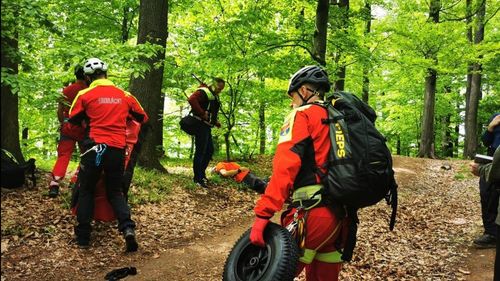 Trei adulţi şi doi copii, surprinşi de o ploaie torenţială în Munţii Vrancei, au fost salvați de salvamontiști după ce o bucată de drum s-a surpat