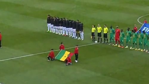 VIDEO Bărbații din naționala de fotbal a Iranului, solidari cu femeile care protestează după moartea tinerei Mahsa Amini/ Fotbaliștii au purtat geci negre ca să ascundă simbolurile naționale în timpul intonării imnului