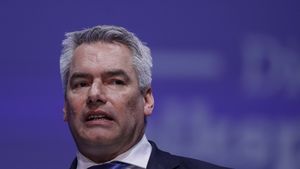 Cancelarul austriac Karl Nehammer convoacă alegeri legislative în Austria la 29 septembrie. Extrema dreaptă, favorită