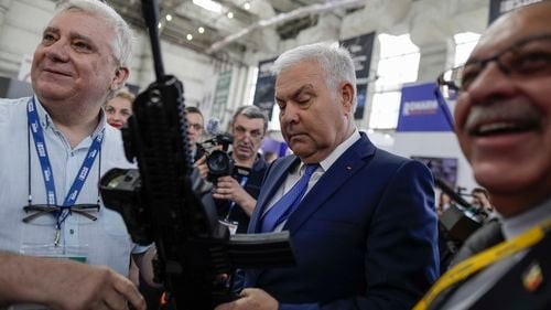 Tîlvăr: Armata va continua să achiziţioneze echipamente şi tehnică militară performante, care să asigure capabilităţile necesare îndeplinirii misiunilor şi angajamentelor asumate faţă de NATO