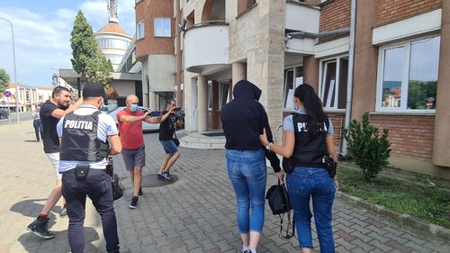 Percheziții în Cluj: Mai multe persoane sunt bănuite că au accesat o platformă de evidență a vaccinărilor și au eliberat adeverințe false de vaccinare COVID-19