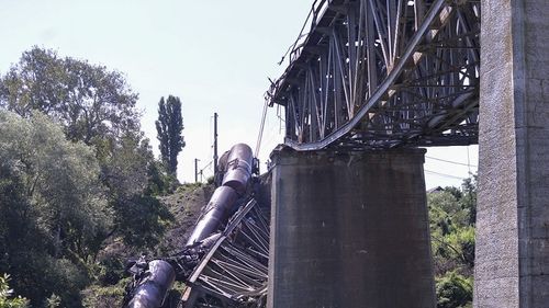 FOTOGALERIE 7 vagoane ale unui marfar au căzut în gol după ce un viaduct s-a rupt. Traficul feroviar este oprit în apropiere de Craiova