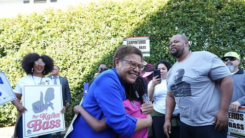 Democrata Karen Bass devine prima femeie primar în Los Angeles, al doilea cel mai mare oraș din Statele Unite