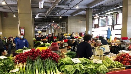 Financial Times: Piaţa Obor din Bucureşti oferă britanicilor lecţii despre ce şi când să mănânce. O jurnalistă, încântată că a găsit salata, urzicile şi loboda de sezon