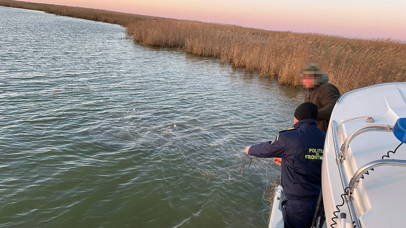 VIDEO Peste 1.300 de metri de plase monofilament cu 300 de kilograme de pește, scoase de polițiști din Lacul Sinoe