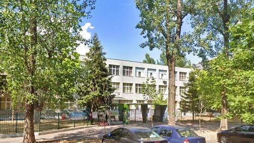 Panică între părinții elevilor de la Școala 20 din București, care nu i-au mai trimis la școală sau i-au luat mai devreme pe copii. O fotografie trimisă pe grupuri de Whatsapp i-a făcut să creadă că sunt ploșnițe