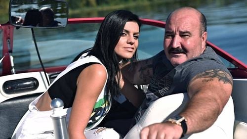 Odiseea maimuței din București continuă: polițiștii au găsit la familia lui Nuțu Cămătaru o cămilă și alte două maimuțe