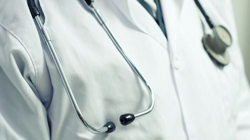 Percheziții într-un dosar de corupție la Casa de Pensii Sibiu / Un medic și un asistent medical, cercetați pentru că ar fi luat bani pentru obținerea pensiei de invaliditate