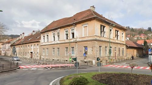 Descoperire macabră la fostul Spital de Dermato-Venerice din Centrul Brașovului: Resturi de cadavre și un bebeluș în formol / Au fost găsite într-un subsol greu accesibil