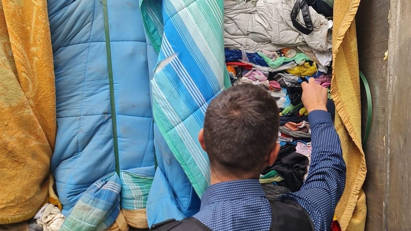 Trei tiruri încărcate cu deşeuri aduse din Olanda şi Cehia, blocate să intre în ţară