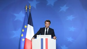 Emmanuel Macron anunță o strategie franceză ”Notre-Dame” pentru Inteligența Artificială bazată pe producția de energie electrică și îl parafrazează pe Donald Trump: Plug, baby, plug!