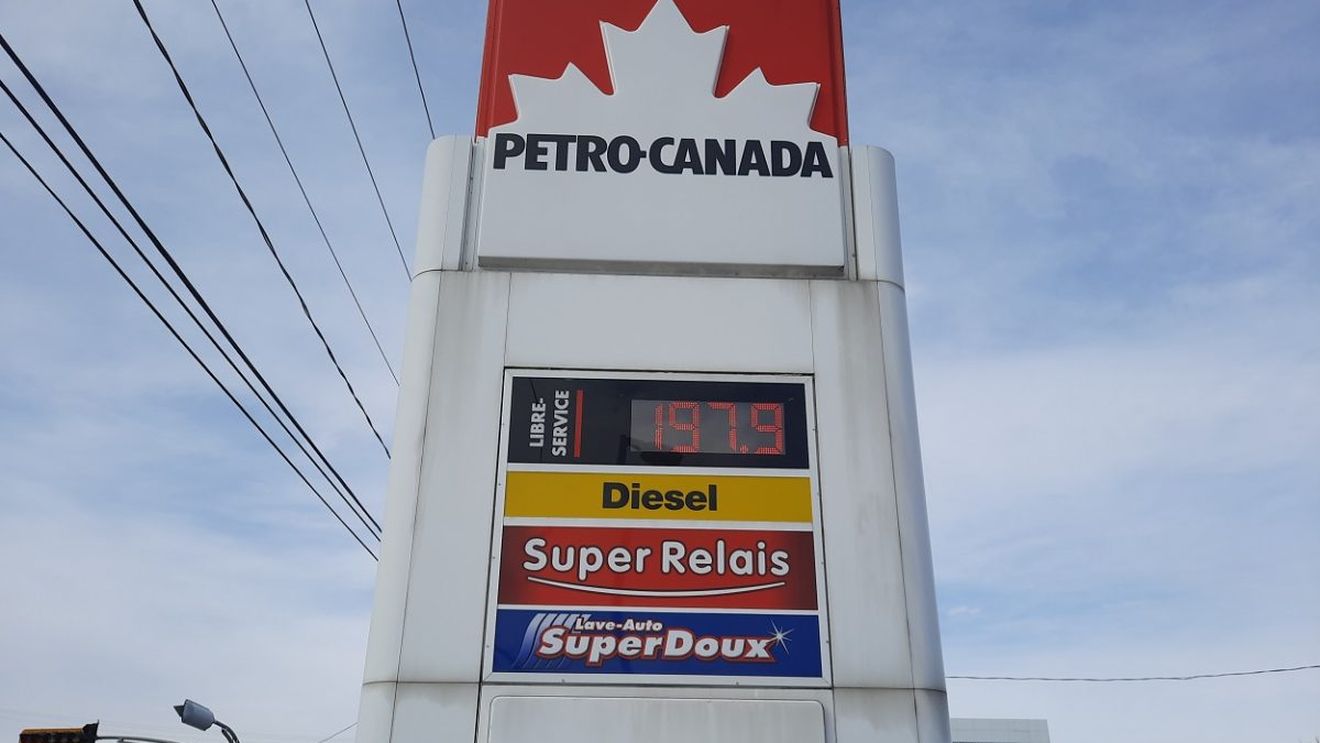 Explozie a prețurilor la benzină în Statele Unite. Cozi la pompe în Canada