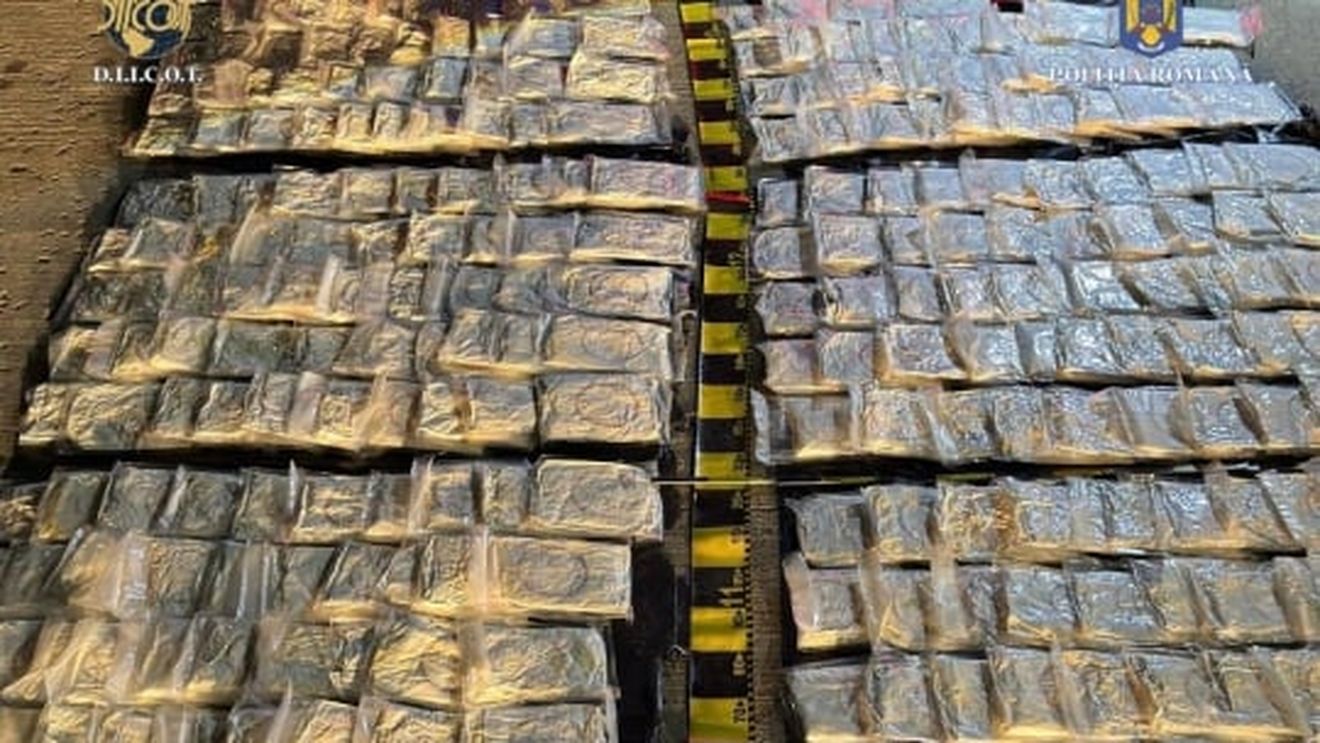 Cocaină de 3,5 milioane de euro, găsită într-o autorulotă, în judeţul Sibiu / Doi sârbi au fost arestați
