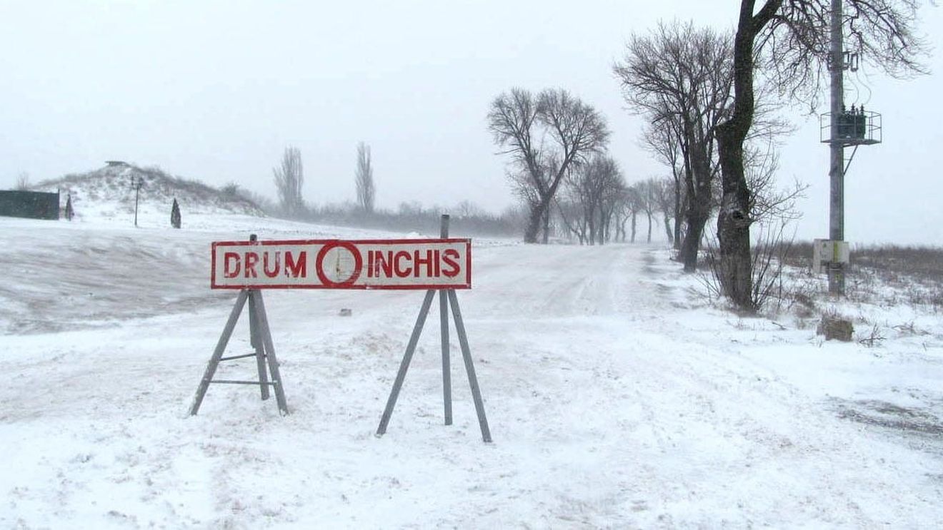 Trei sectoare de drum naţional, cu circulaţie oprită din cauza ninsorii şi viscolului