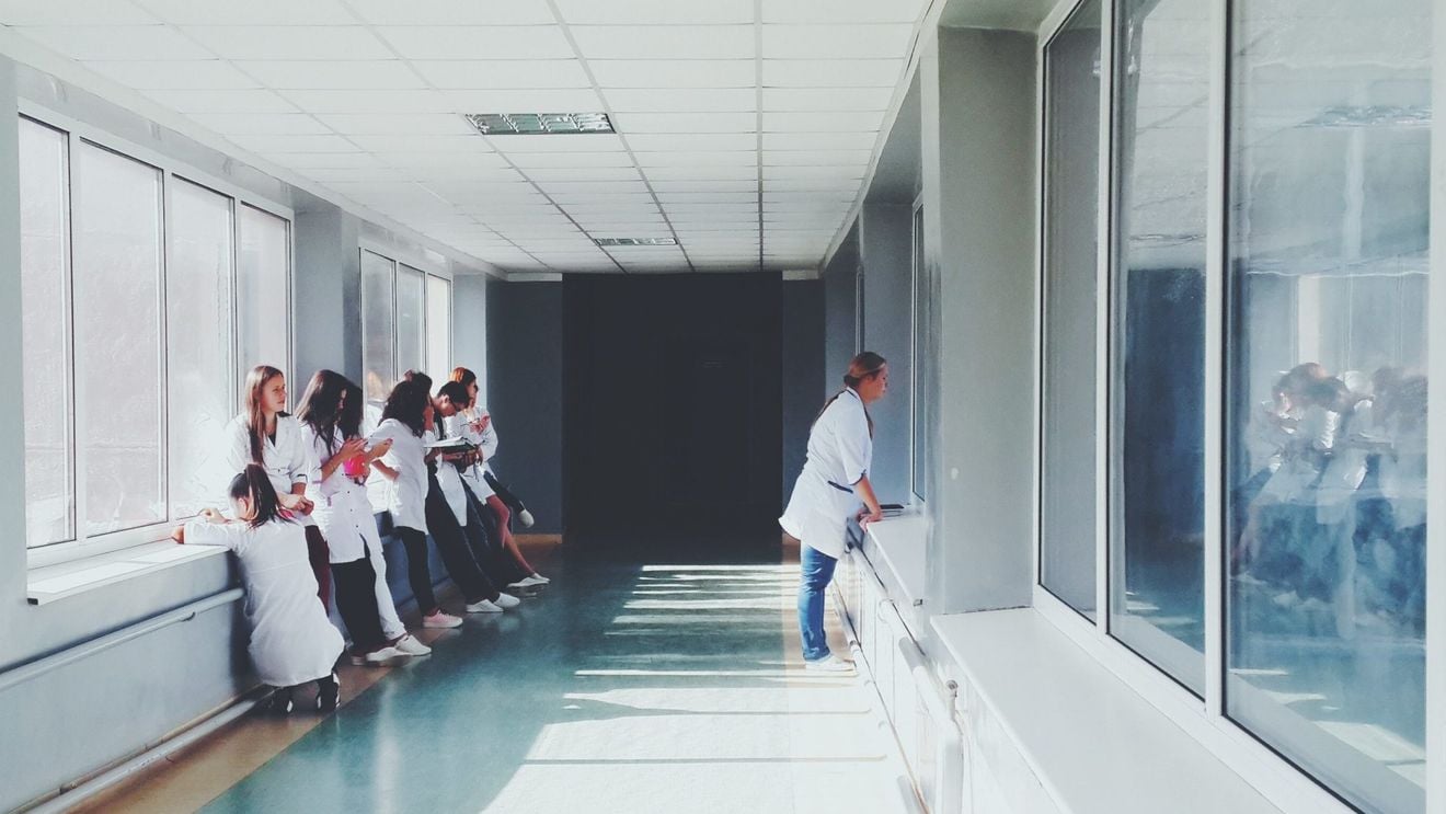 Facultatea de Medicină din Sibiu a decis ca studenții să nu mai facă practică în spitale, până pe 31 martie / UMFST Târgu Mureş suspendă stagiile clinice două zile