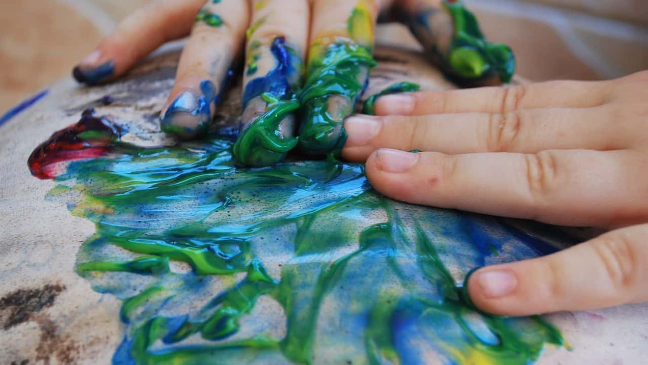 Părinții au intrat în febra cadourilor pentru educatoare: ”500 de lei în plic, îngrijitoarele 300, iar pentru doamna directoare un voucher Ikea/eMag”