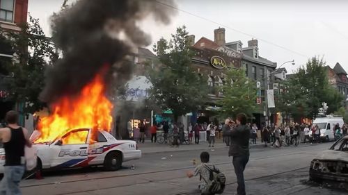 În Statele Unite, un cântec country susținut de Trump stârnește controverse, fiind acuzat de rasism și incitare la violență