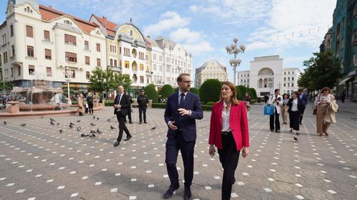 FOTO Roberta Metsola, președintele Parlamentului European, la plimbare prin Timișoara / Dominic Fritz: “I-am arătat semnele gloanțelor care au mai rămas pe clădirile noastre”