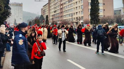 Mii de persoane, așteptate duminică să participe la cunoscutul Festival de Datini și Obiceiuri „Steaua sus răsare”, de la Piatra Neamț / Ce măsuri de ordine s-au impus