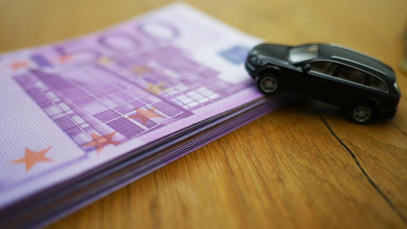 Guvernul a decis îngheţarea, pentru şase luni, a tarifelor de primă practicate de către asiguratorii RCA