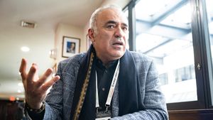 VIDEO Garry Kasparov, unul dintre cei mai vehemenți critici ruși ai lui Putin, care locuiește în SUA, apel către români: „Vă îndemn să o susțineți pe Lasconi și să-l respingeți pe Georgescu și pe susținătorii lui fasciști și criminali de la Kremlin. Dumnezeu să vă binecuvânteze!”