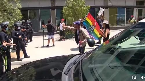 VIDEO Proteste violente în Los Angeles după ce un transexual s-a dezbrăcat alături de femei într-un spa