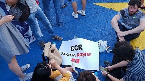 Protest în București. 3.000 de oameni au strigat ”CCR, sluga PSD” și ”Analfabeta” în fața Guvernului