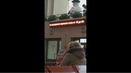 VIDEO Imagini apărute pe rețele de socializare par să arate un apel către bărbații din Belarus de a se prezenta la biroul de înrolare în armată, într-o stație de autobuz din orașul Barysaw