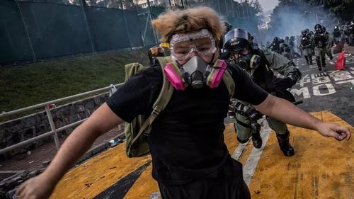 Poliția din Hong Kong a folosit gaze lacrimogene și a reținut sute de persoane la o manifestație prodemocrație