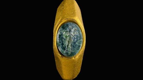 FOTO Arheologii din Israel au descoperit un inel creștin ce datează din epoca Imperiului Roman / Bijuteria a stat sub apă 1.700 de ani și este gravată cu efigia Bunului Păstor, o alegorie a lui Iisus